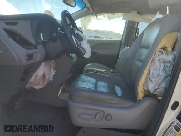 ✅ 2015 Toyota Sienna XLE • VIN: 5TDDK3DC1FS114029 • Лот: 82476935. Опубликован ранее на Copart с пробегом 156 975 миль. Бесплатный доступ к архиву аукционных продаж из США и подробный отчёт об истории автомобиля на DreamBid. Изображение 7.