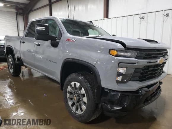 ✅ 2025 Chevrolet Silverado 2500HD Custom • VIN: 2GC4KME79S1135476 • Lot: 59478875. Wystawiony na Copart z przebiegiem 1 659 mil. Bezpłatny archiwum sprzedaży aukcyjnych z USA i szczegółowy raport historii pojazdu na DreamBid. Zdjęcie 4.