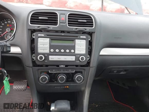 ✅ 2010 Volkswagen Golf • VIN: WVWDB7AJXAW283694 • Lot: 43698274. Listed on IAAI with 141,582 mi. Free auction sales archive from the USA and detailed vehicle history report at DreamBid. Image 13.