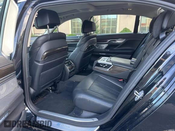 ✅ 2017 BMW 7 Series 740e xDrive • VIN: WBA7J2C56HG497568 • Lot: 93388415. Wystawiony na Copart z przebiegiem 62 241 mil. Bezpłatny archiwum sprzedaży aukcyjnych z USA i szczegółowy raport historii pojazdu na DreamBid. Zdjęcie 8.