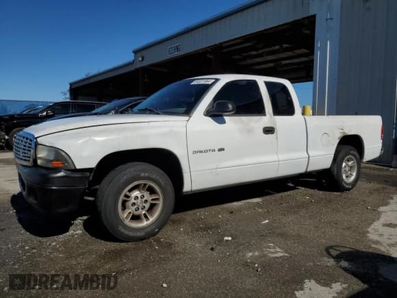 ✅ 2000 Dodge Dakota • VIN: 1B7GL22X0YS517133 • Lot: 84531964. Wystawiony na Copart z przebiegiem 233 269 mil. Bezpłatny archiwum sprzedaży aukcyjnych z USA i szczegółowy raport historii pojazdu na DreamBid. Zdjęcie 1.