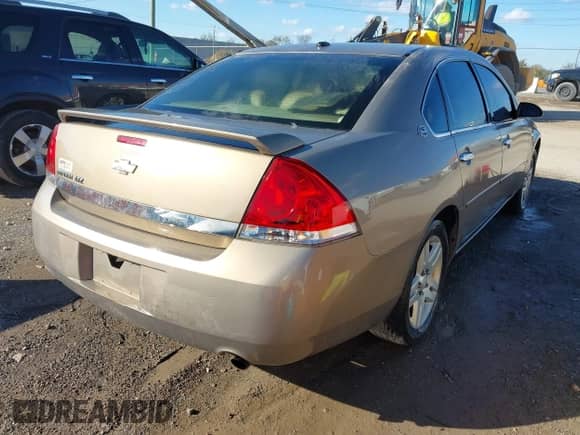 2007 Chevrolet Impala LTZ z VIN 2G1WU58R179382563, wystawiony jako IAAI lot #43592940 z przebiegiem 263 795 mil mil oraz . Historia ofert i sprzedaży dostępna na DreamBid. Obrazek 4.
