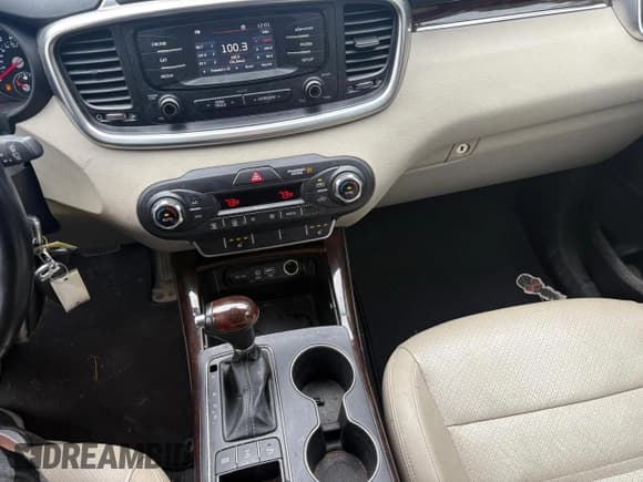 ✅ 2016 Kia Sorento EX • VIN: 5XYPHDA10GG006830 • Лот: 93046755. Опубликован ранее на Copart с пробегом 146 769 миль. Бесплатный доступ к архиву аукционных продаж из США и подробный отчёт об истории автомобиля на DreamBid. Изображение 9.