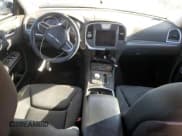 ✅ 2018 Chrysler 300 Touring • VIN: 2C3CCARG8JH280083 • Лот: 82828524. Опубликован ранее на Copart с пробегом 97 018 миль. Бесплатный доступ к архиву аукционных продаж из США и подробный отчёт об истории автомобиля на DreamBid. Изображение 8.