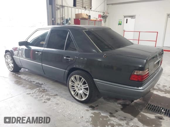 ✅ 1995 Mercedes-Benz E 320 • VIN: WDBEB31E2SC194719 • Lot: 43758393. Wystawiony na IAAI z przebiegiem 222 096 mil. Bezpłatny archiwum sprzedaży aukcyjnych z USA i szczegółowy raport historii pojazdu na DreamBid. Zdjęcie 3.