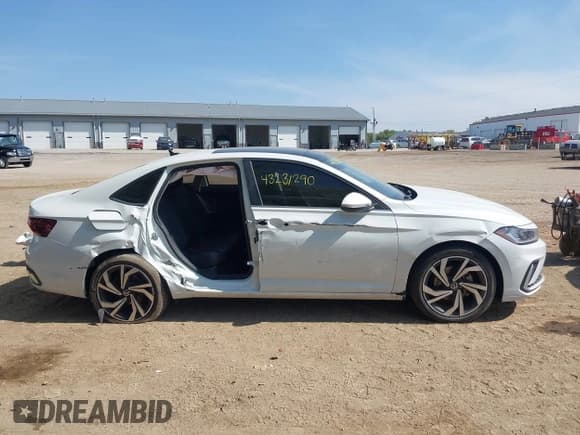 ✅ 2025 Volkswagen Jetta SEL • VIN: 3VWGX7BUXSM065762 • Lot: 43231290. Wystawiony na IAAI z przebiegiem 14 810 mil. Bezpłatny archiwum sprzedaży aukcyjnych z USA i szczegółowy raport historii pojazdu na DreamBid. Zdjęcie 14.