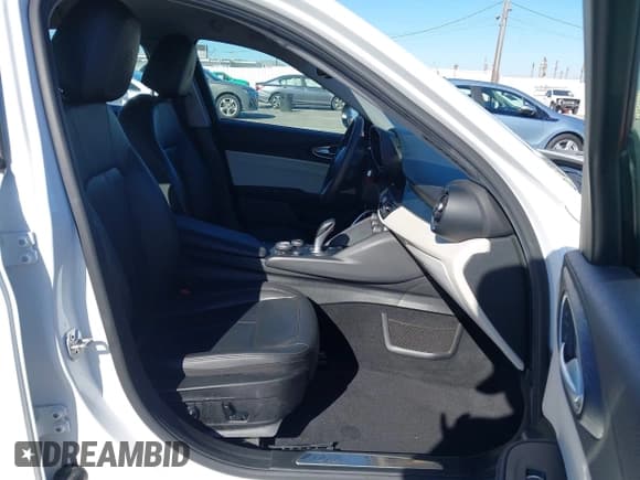 ✅ 2018 Alfa Romeo Giulia • VIN: ZARFAEBN3J7593722 • Лот: 43660743. Опубликован ранее на IAAI с пробегом 109 981 миль. Бесплатный доступ к архиву аукционных продаж из США и подробный отчёт об истории автомобиля на DreamBid. Изображение 5.