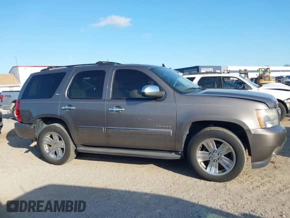 2011 Chevrolet Tahoe LTZ с VIN 1GNSKCE02BR397679, выставлен на аукционе IAAI как лот 42020606 с пробегом 188 056 миль миль и . История ставок и продаж доступна на DreamBid. Изображение 14.