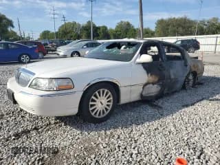 ✅ 2003 Lincoln Town Car Signature • VIN: 1LNHM82W93Y634285 • Lot: 71396764. Listed on Copart with Not provided. Free auction sales archive from the USA and detailed vehicle history report at DreamBid. Image 1.