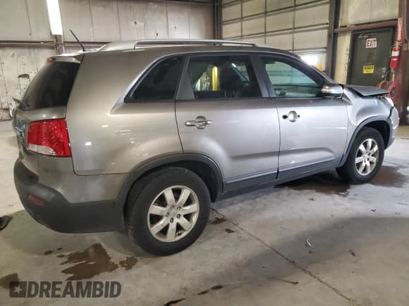 ✅ 2011 Kia Sorento LX • VIN: 5XYKT3A12BG110473 • Lot: 87236805. Wystawiony na Copart z przebiegiem 216 581 mil. Bezpłatny archiwum sprzedaży aukcyjnych z USA i szczegółowy raport historii pojazdu na DreamBid. Zdjęcie 3.