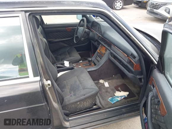 ✅ 1990 Mercedes-Benz 560 • VIN: WDBCA39E6LA539729 • Lot: 43287055. Wystawiony na IAAI z przebiegiem 89 761 mil. Bezpłatny archiwum sprzedaży aukcyjnych z USA i szczegółowy raport historii pojazdu na DreamBid. Zdjęcie 5.