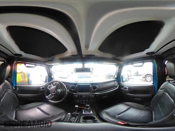 ✅ 2023 Jeep Wrangler Sahara • VIN: 1C4JJXP63PW579805 • Lot: 43401399. Wystawiony na IAAI z przebiegiem 41 989 mil. Bezpłatny archiwum sprzedaży aukcyjnych z USA i szczegółowy raport historii pojazdu na DreamBid. Zdjęcie 19.