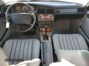 ✅ 1990 Mercedes-Benz 190 • VIN: WDBDA29D6LF724825 • Lot: 87949725. Wystawiony na Copart z przebiegiem 88 957 mil. Bezpłatny archiwum sprzedaży aukcyjnych z USA i szczegółowy raport historii pojazdu na DreamBid. Zdjęcie 8.