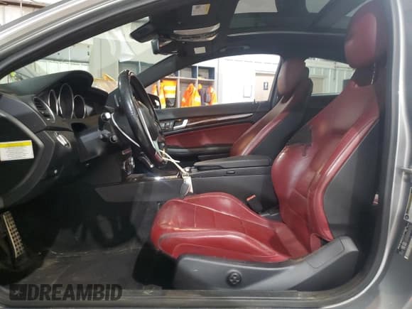 ✅ 2014 Mercedes-Benz C 350 • VIN: WDDGJ8JB6EG176114 • Lot: 81051055. Wystawiony na Copart z przebiegiem 102 824 mil. Bezpłatny archiwum sprzedaży aukcyjnych z USA i szczegółowy raport historii pojazdu na DreamBid. Zdjęcie 7.