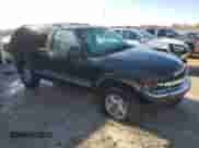 1998 Chevrolet Blazer LT z VIN 1GNDT13W4W2107054, wystawiony jako Copart lot #84475834 z przebiegiem 162 609 mil mil oraz Szkoda całkowita • Salvage title. Historia ofert i sprzedaży dostępna na DreamBid. Obrazek 4.