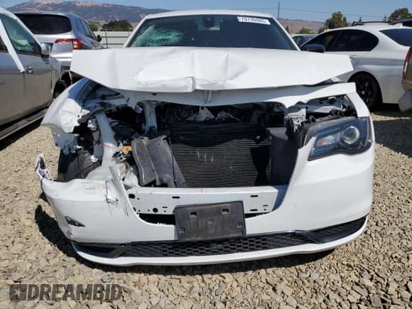 ✅ 2018 Chrysler 300 Touring L • VIN: 2C3CCAAG4JH340453 • Lot: 70739405. Wystawiony na Copart z przebiegiem 65 746 mil. Bezpłatny archiwum sprzedaży aukcyjnych z USA i szczegółowy raport historii pojazdu na DreamBid. Zdjęcie 5.