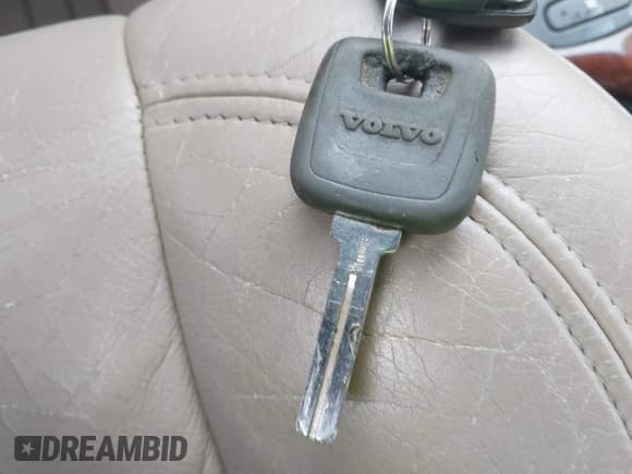 ✅ 1999 Volvo C70 • VIN: YV1NC56D1XJ002455 • Lot: 43270750. Wystawiony na IAAI z przebiegiem 93 591 mil. Bezpłatny archiwum sprzedaży aukcyjnych z USA i szczegółowy raport historii pojazdu na DreamBid. Zdjęcie 11.