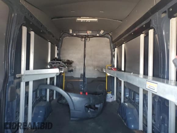 ✅ 2020 Ford Transit Cargo • VIN: 1FTBR3X80LKA28630 • Lot: 81219295. Wystawiony na Copart z przebiegiem 123 877 mil. Bezpłatny archiwum sprzedaży aukcyjnych z USA i szczegółowy raport historii pojazdu na DreamBid. Zdjęcie 10.