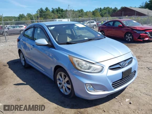 2013 Hyundai Accent GLS z VIN KMHCU4AE4DU319379, wystawiony jako IAAI lot #43096045 z przebiegiem 63 918 mil mil oraz . Historia ofert i sprzedaży dostępna na DreamBid. Obrazek 1.
