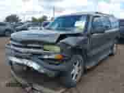2002 Chevrolet Suburban LT z VIN 3GNEC16Z52G317108, wystawiony jako IAAI lot #43213960 z przebiegiem 252 559 mil mil oraz . Historia ofert i sprzedaży dostępna na DreamBid. Obrazek 2.