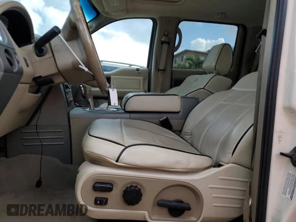 ✅ 2007 Lincoln Mark LT • VIN: 5LTPW18537FJ07941 • Lot: 85430184. Wystawiony na Copart z przebiegiem 125 320 mil. Bezpłatny archiwum sprzedaży aukcyjnych z USA i szczegółowy raport historii pojazdu na DreamBid. Zdjęcie 7.