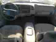 1997 Chevrolet Silverado 1500 z VIN 2GCEK19R8V1243476, wystawiony jako Copart lot #90307375 z przebiegiem 175 661 mil mil oraz Szkoda całkowita • Salvage title. Historia ofert i sprzedaży dostępna na DreamBid. Obrazek 8.