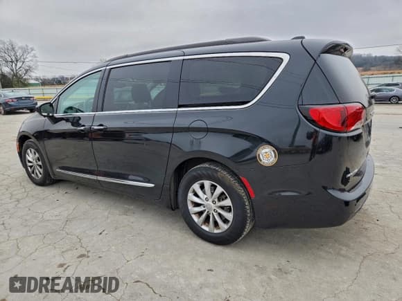 ✅ 2017 Chrysler Pacifica Touring L • VIN: 2C4RC1BG3HR576486 • Лот: 95263085. Опубликован ранее на Copart с пробегом 132 675 миль. Бесплатный доступ к архиву аукционных продаж из США и подробный отчёт об истории автомобиля на DreamBid. Изображение 2.