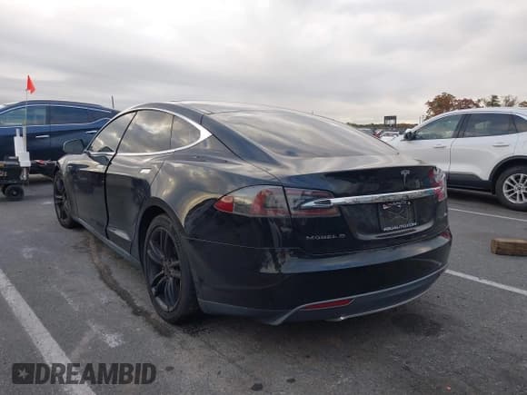 ✅ 2015 Tesla Model S 85D • VIN: 5YJSA1E20FF117996 • Lot: 43563947. Wystawiony na IAAI z przebiegiem Nie podano. Bezpłatny archiwum sprzedaży aukcyjnych z USA i szczegółowy raport historii pojazdu na DreamBid. Zdjęcie 3.
