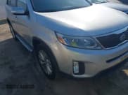 ✅ 2015 Kia Sorento EX • VIN: 5XYKUDA74FG562759 • Lot: 42838149. Wystawiony na IAAI z przebiegiem 180 571 mil. Bezpłatny archiwum sprzedaży aukcyjnych z USA i szczegółowy raport historii pojazdu na DreamBid. Zdjęcie 6.