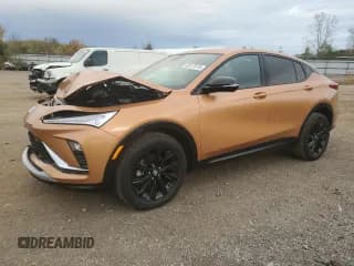 ✅ 2024 Buick Envista Sport Touring • VIN: KL47LBE28RB220185 • Lot: 82517075. Wystawiony na Copart z przebiegiem 10 579 mil. Bezpłatny archiwum sprzedaży aukcyjnych z USA i szczegółowy raport historii pojazdu na DreamBid. Zdjęcie 1.