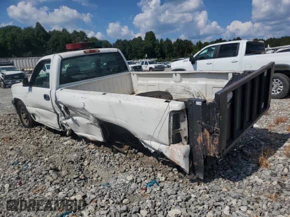 2006 Chevrolet Silverado 1500 Work Truck z VIN 3GCEC14VX6G176163, wystawiony jako Copart lot #81548865 z przebiegiem 137 783 mil mil oraz Szkoda całkowita • Salvage title. Historia ofert i sprzedaży dostępna na DreamBid. Obrazek 2.