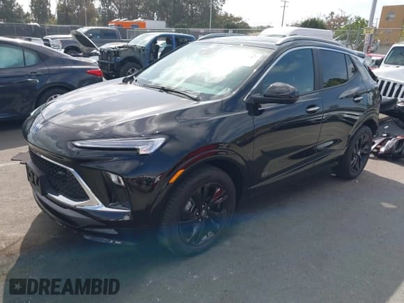 ✅ 2026 Buick Encore GX Sport Touring • VIN: KL4AMDSL9TB012335 • Lot: 43439141. Wystawiony na IAAI z przebiegiem 2 367 mil. Bezpłatny archiwum sprzedaży aukcyjnych z USA i szczegółowy raport historii pojazdu na DreamBid. Zdjęcie 2.