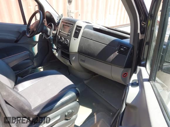 ✅ 2014 Mercedes-Benz Sprinter Passenger • VIN: WDZPE7DC6E5925034 • Лот: 42816182. Опубликован ранее на IAAI с пробегом 311 250 миль. Бесплатный доступ к архиву аукционных продаж из США и подробный отчёт об истории автомобиля на DreamBid. Изображение 5.