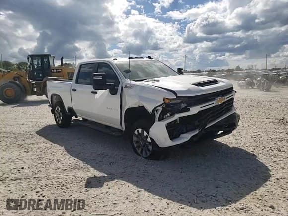 ✅ 2025 Chevrolet Silverado 2500HD Custom • VIN: 1GC4KME75SF152185 • Lot: 84746635. Wystawiony na Copart z przebiegiem 5 317 mil. Bezpłatny archiwum sprzedaży aukcyjnych z USA i szczegółowy raport historii pojazdu na DreamBid. Zdjęcie 13.