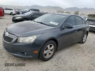 2013 Chevrolet Cruze 1LT z VIN 1G1PC5SB8D7149330, wystawiony jako Copart lot #81519235 z przebiegiem 155 962 mil mil oraz Czysty tytuł • Clean title. Historia ofert i sprzedaży dostępna na DreamBid. Obrazek 1.