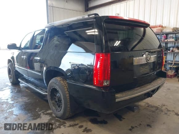 ✅ 2008 Cadillac Escalade ESV • VIN: 1GYFK66818R161446 • Lot: 42121700. Wystawiony na IAAI z przebiegiem 176 684 mil. Bezpłatny archiwum sprzedaży aukcyjnych z USA i szczegółowy raport historii pojazdu na DreamBid. Zdjęcie 3.