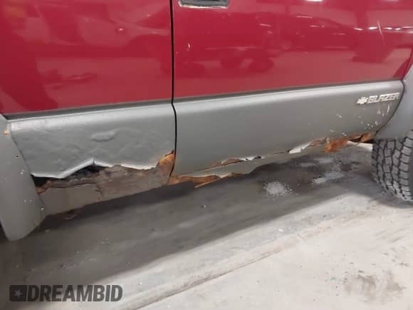 2005 Chevrolet Blazer LS with VIN 1GNCT18X65K116009, listed as a IAAI auction lot 41993174 with 175,028 mi miles and . Bid and sale history available at DreamBid. Image 13.