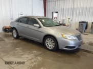 ✅ 2013 Chrysler 200 LX • VIN: 1C3CCBAB0DN691365 • Lot: 43315832. Wystawiony na IAAI z przebiegiem 143 221 mil. Bezpłatny archiwum sprzedaży aukcyjnych z USA i szczegółowy raport historii pojazdu na DreamBid. Zdjęcie 1.