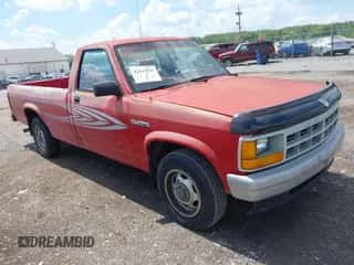 1992 Dodge Dakota S z VIN 1B7FL26X3NS677489, wystawiony jako IAAI lot #42167931 z przebiegiem 108 582 mil mil oraz . Historia ofert i sprzedaży dostępna na DreamBid. Obrazek 1.