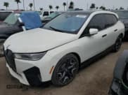 ✅ 2022 BMW iX xDrive50 • VIN: WB523CF0XNCK59055 • Lot: 74855624. Wystawiony na Copart z przebiegiem Nie podano. Bezpłatny archiwum sprzedaży aukcyjnych z USA i szczegółowy raport historii pojazdu na DreamBid. Zdjęcie 1.
