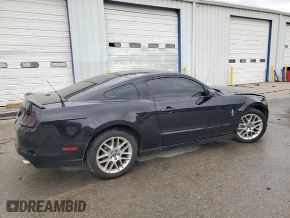 ✅ 2014 Ford Mustang Premium • VIN: 1ZVBP8AM2E5214600 • Лот: 90124945. Опубликован ранее на Copart с пробегом 124 085 миль. Бесплатный доступ к архиву аукционных продаж из США и подробный отчёт об истории автомобиля на DreamBid. Изображение 3.