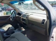 ✅ 2006 Nissan Frontier SE • VIN: 1N6AD07U66C468451 • Лот: 42424426. Опубликован ранее на IAAI с пробегом 141 443 миль. Бесплатный доступ к архиву аукционных продаж из США и подробный отчёт об истории автомобиля на DreamBid. Изображение 5.