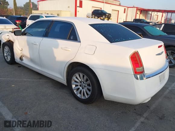 ✅ 2012 Chrysler 300 • VIN: 2C3CCAAG2CH261530 • Лот: 43806426. Опубликован ранее на IAAI с пробегом 178 442 миль. Бесплатный доступ к архиву аукционных продаж из США и подробный отчёт об истории автомобиля на DreamBid. Изображение 3.