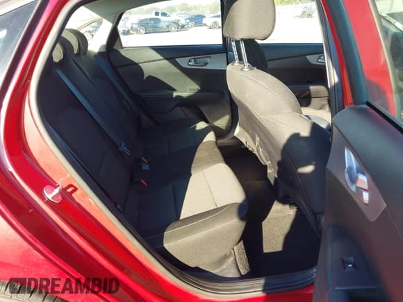 ✅ 2024 Kia Forte LXS • VIN: 3KPF24ADXRE804128 • Lot: 43565562. Wystawiony na IAAI z przebiegiem 10 215 mil. Bezpłatny archiwum sprzedaży aukcyjnych z USA i szczegółowy raport historii pojazdu na DreamBid. Zdjęcie 8.