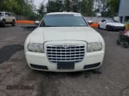 ✅ 2006 Chrysler 300 • VIN: 2C3KA43R56H213154 • Lot: 81953245. Wystawiony na Copart z przebiegiem Nie podano. Bezpłatny archiwum sprzedaży aukcyjnych z USA i szczegółowy raport historii pojazdu na DreamBid. Zdjęcie 5.