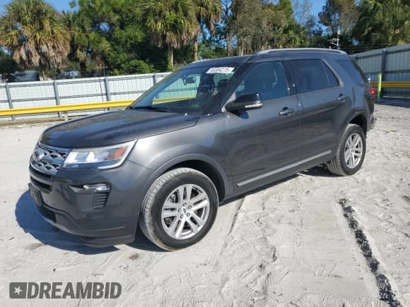 ✅ 2018 Ford Explorer XLT • VIN: 1FM5K8DHXJGC60795 • Lot: 93384275. Wystawiony na Copart z przebiegiem 99 538 mil. Bezpłatny archiwum sprzedaży aukcyjnych z USA i szczegółowy raport historii pojazdu na DreamBid. Zdjęcie 1.