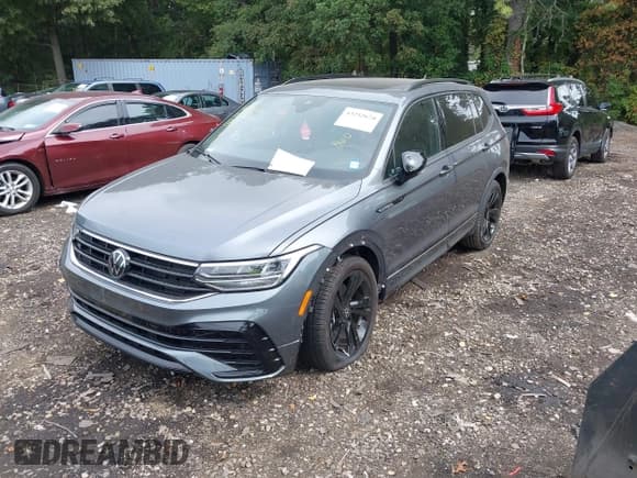 ✅ 2024 Volkswagen Tiguan SE R-Line Black • VIN: 3VV8B7AX9RM186327 • Lot: 43252674. Wystawiony na IAAI z przebiegiem 9 553 mil. Bezpłatny archiwum sprzedaży aukcyjnych z USA i szczegółowy raport historii pojazdu na DreamBid. Zdjęcie 18.