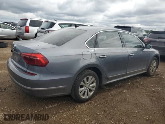 ✅ 2017 Volkswagen Passat S • VIN: 1VWAT7A38HC033333 • Лот: 69594735. Опубликован ранее на Copart с пробегом 105 235 миль. Бесплатный доступ к архиву аукционных продаж из США и подробный отчёт об истории автомобиля на DreamBid. Изображение 3.