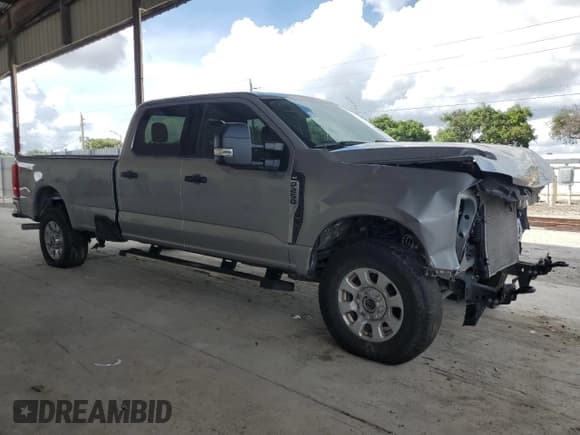 ✅ 2024 Ford F-250 XL • VIN: 1FT7W2BAXREE62922 • Lot: 90459185. Wystawiony na Copart z przebiegiem 22 532 mil. Bezpłatny archiwum sprzedaży aukcyjnych z USA i szczegółowy raport historii pojazdu na DreamBid. Zdjęcie 4.