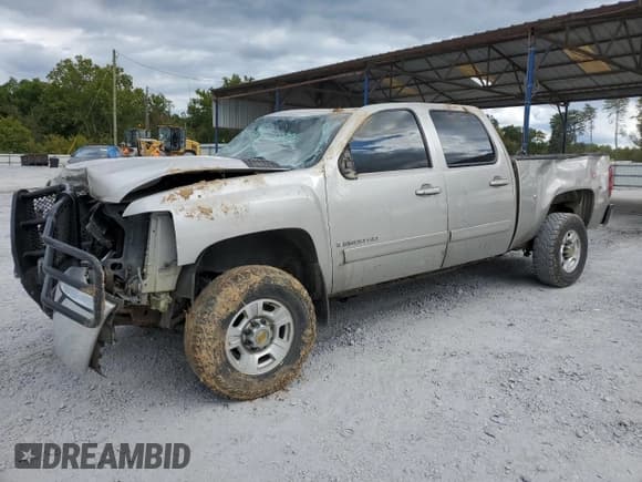 ✅ 2008 Chevrolet Silverado 2500HD Work Truck • VIN: 1GCHK23K88F210702 • Lot: 71915414. Wystawiony na Copart z przebiegiem Nie podano. Bezpłatny archiwum sprzedaży aukcyjnych z USA i szczegółowy raport historii pojazdu na DreamBid. Zdjęcie 1.